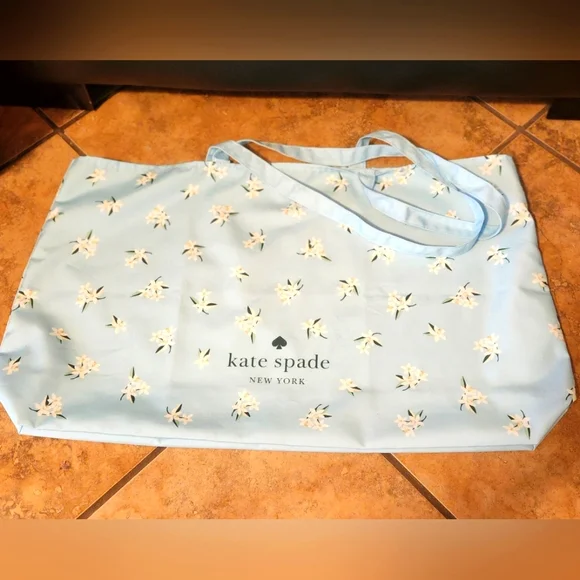 Kate Spade ♠️ Lightweight Tote - Picture 2 of 4